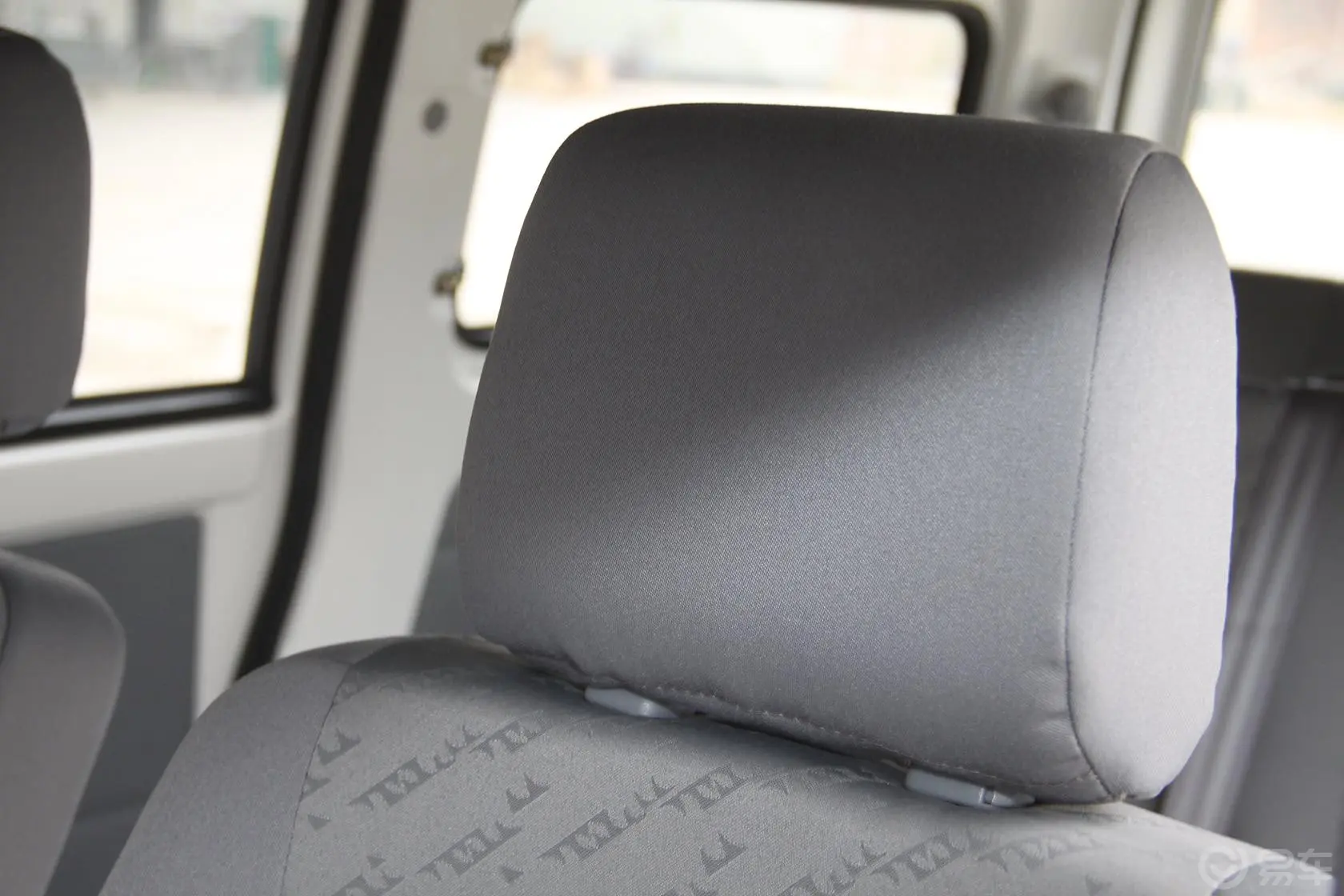 新龙马启腾M701.2L 5MT 实用型驾驶员头枕