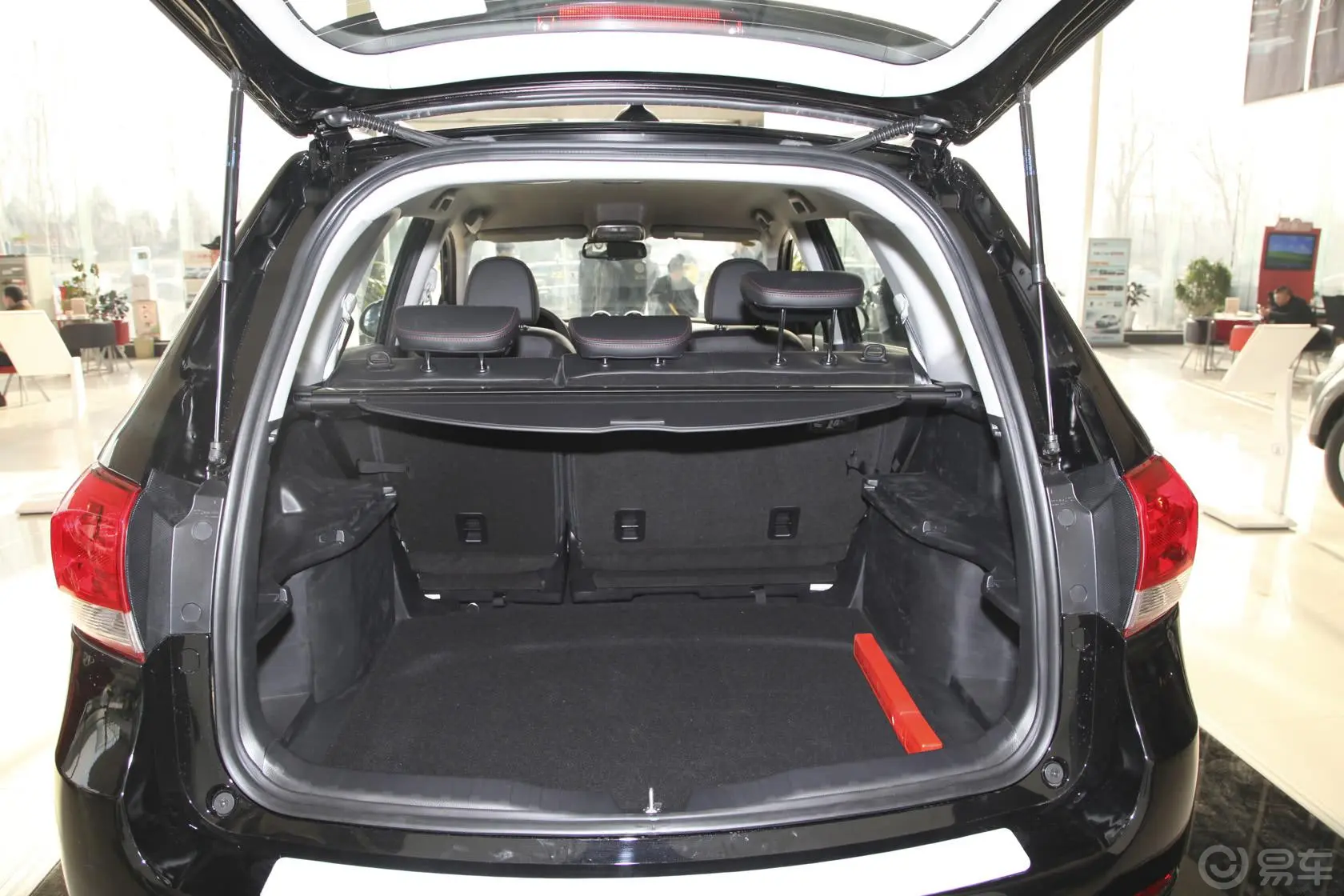 哈弗H6升级版 2.4L 自动 两驱 精英型行李箱空间