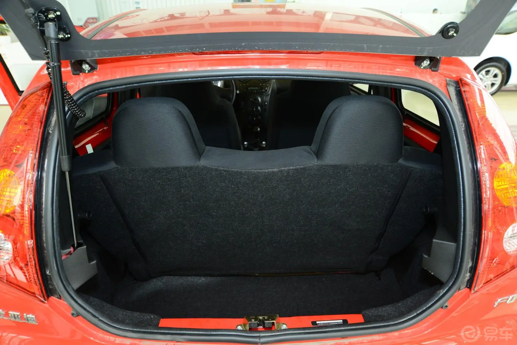 比亚迪F01.0L 自动 铉酷型行李箱空间