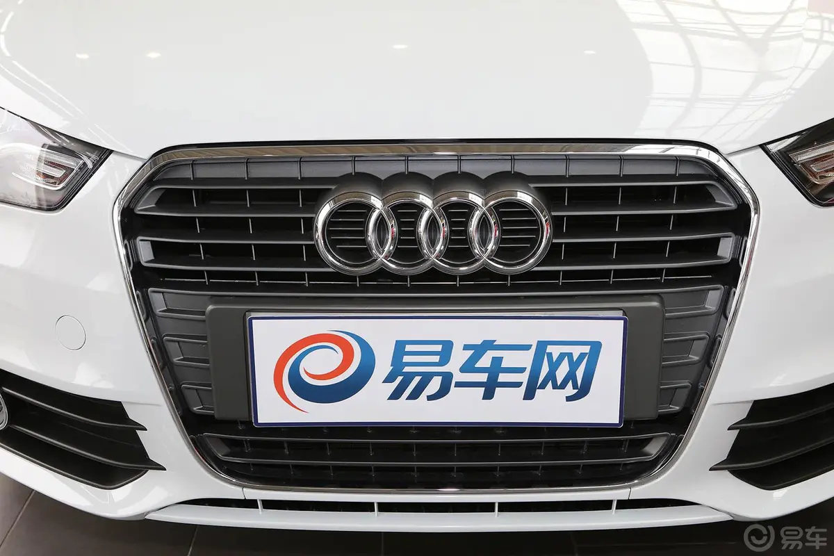 奥迪A130 TFSI 豪华型前格栅侧俯拍