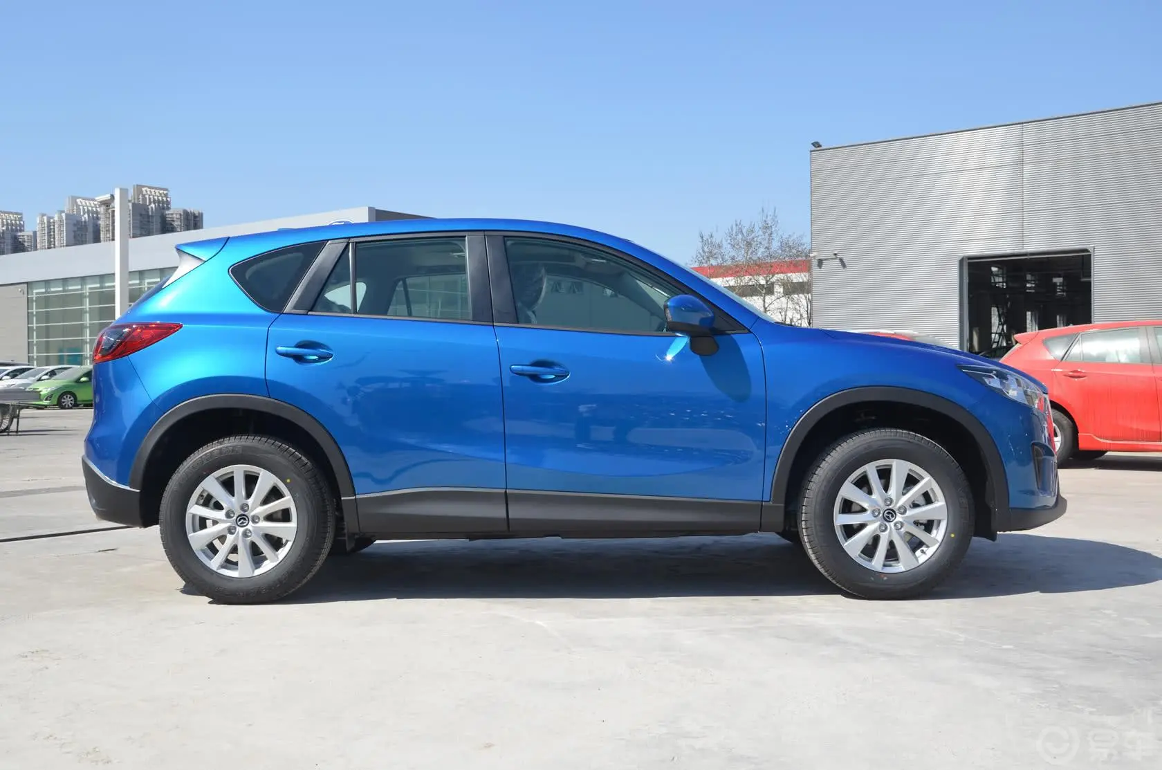 马自达CX-52.0L 自动 两驱 都市型正侧车头向右水平