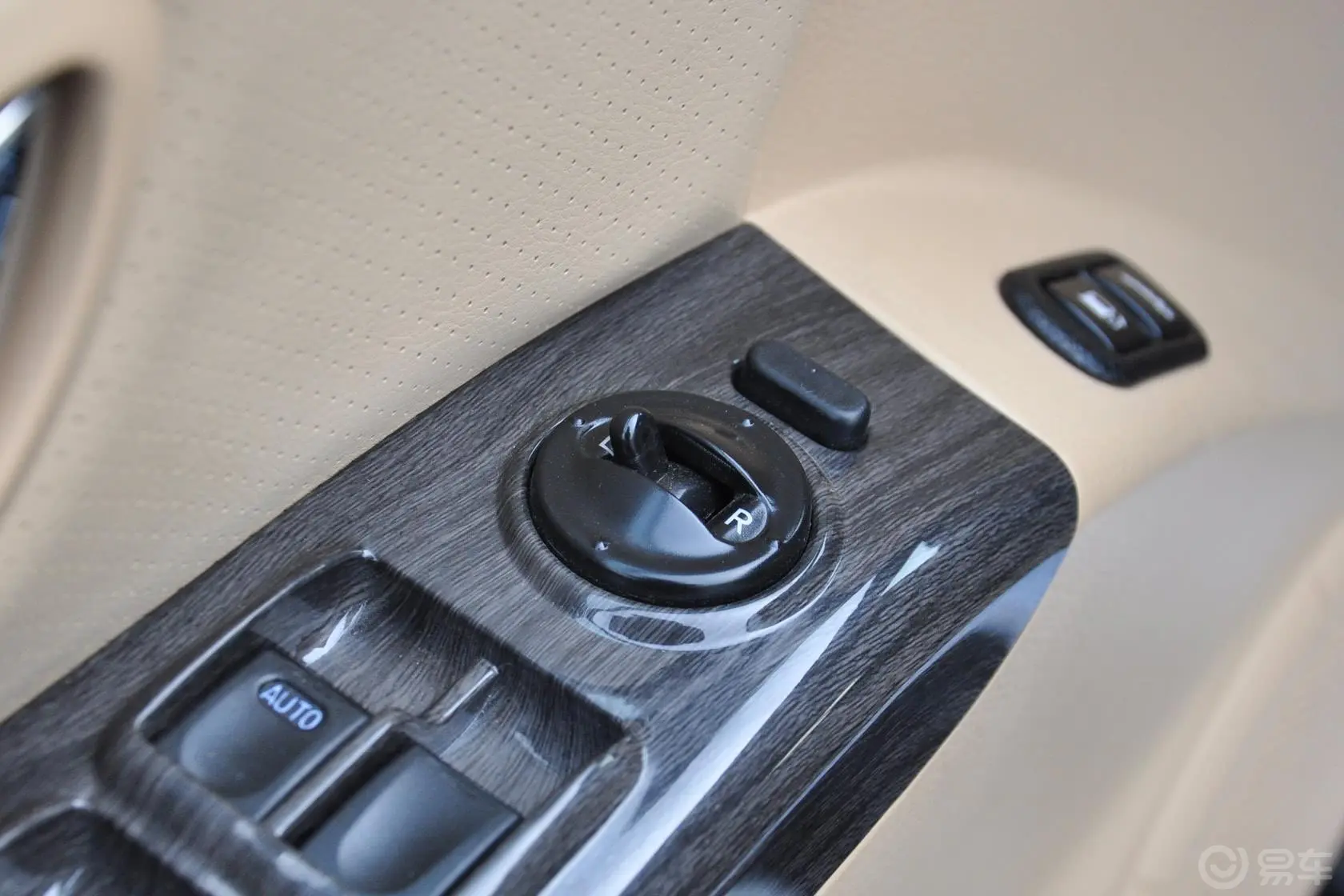 卡威W12.0L 手动 两驱 豪华型外后视镜控制键