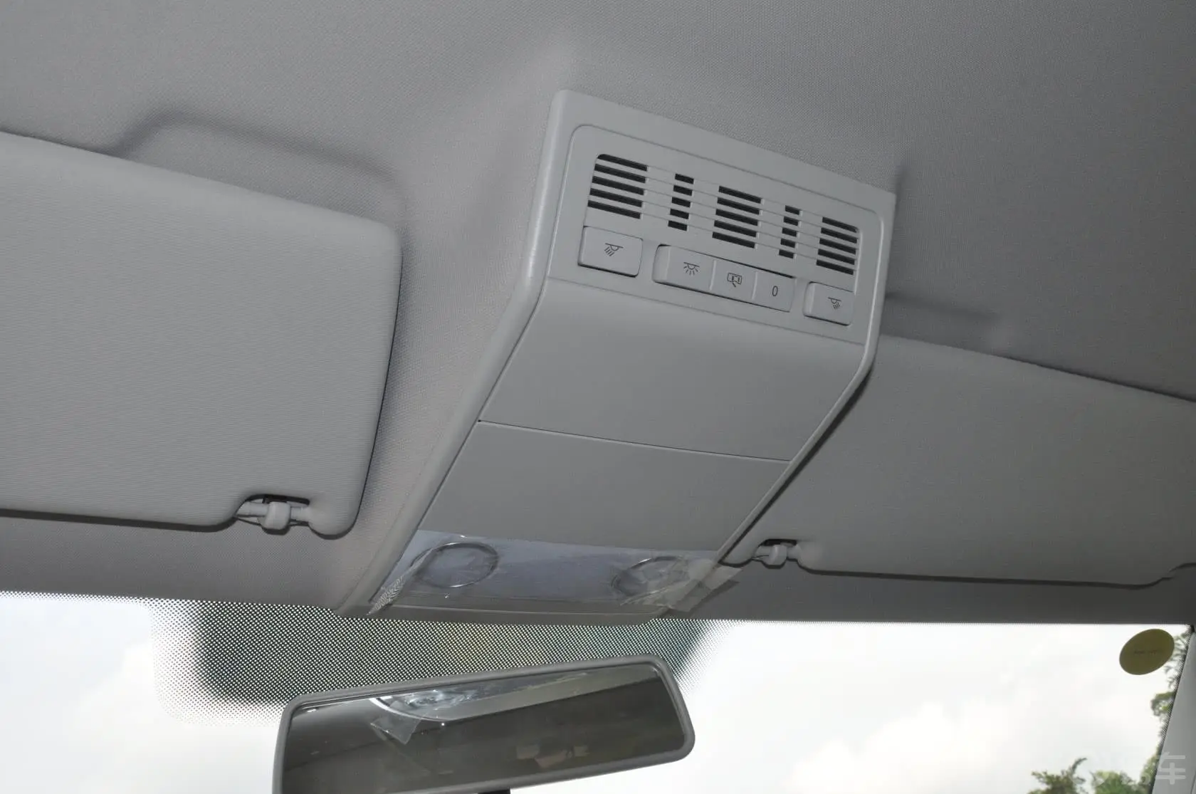 凯路威2.0TSI 舒适 四驱版前排车顶中央控制区