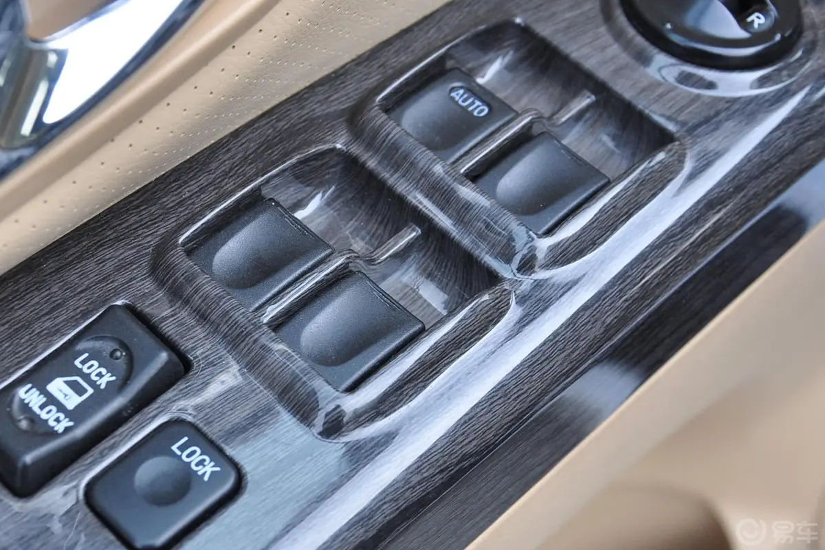 卡威W12.0L 手动 两驱 豪华型车窗升降键