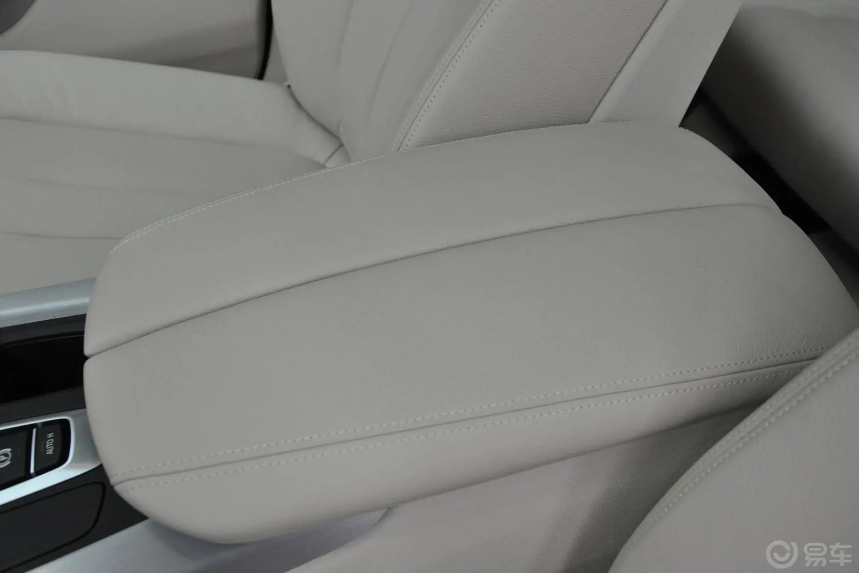 宝马X5(进口)xDrive30d前排中央扶手箱