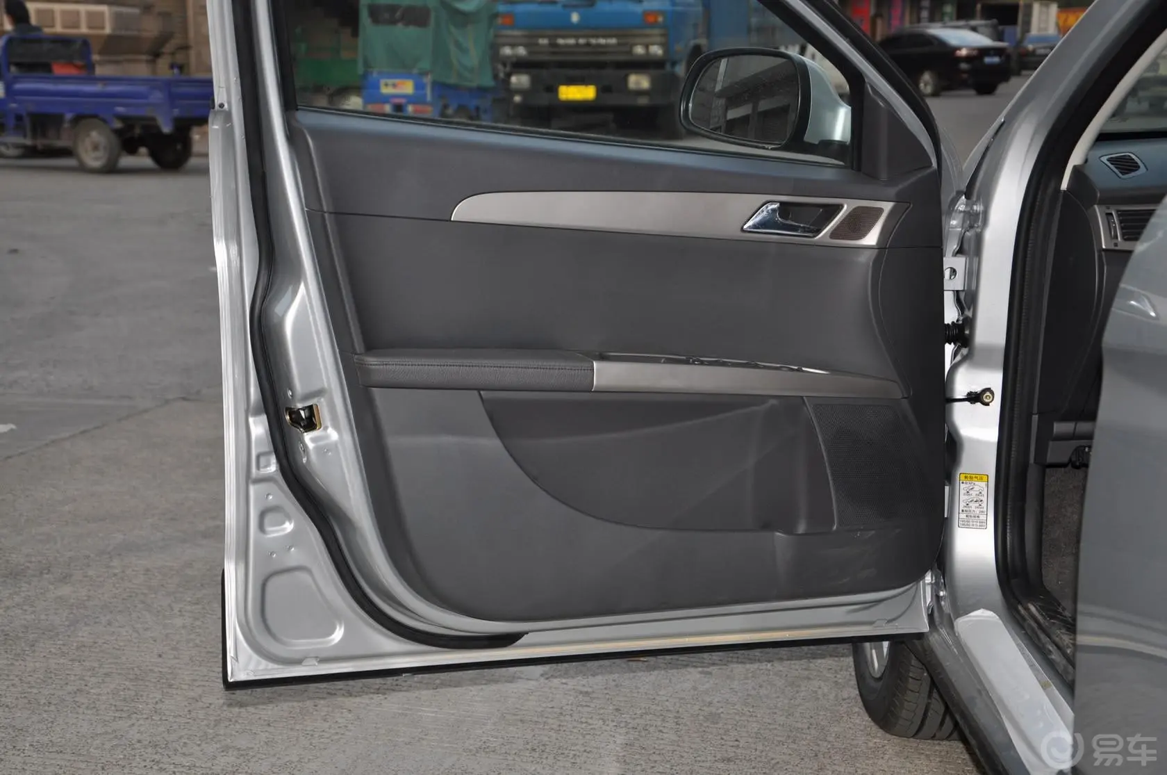 风神H30Cross 1.5L 手动 感恩版驾驶员侧车门内门板