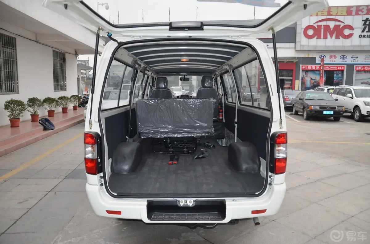 金威2.5L 手动 柴油车型-短途客运/单位通勤行李箱空间