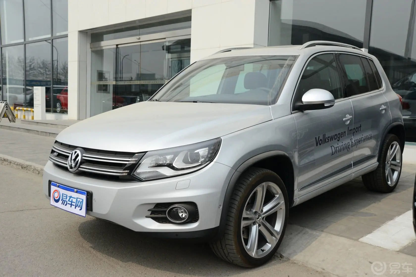 Tiguan2.0 TSI R Line侧前45度车头向左水平