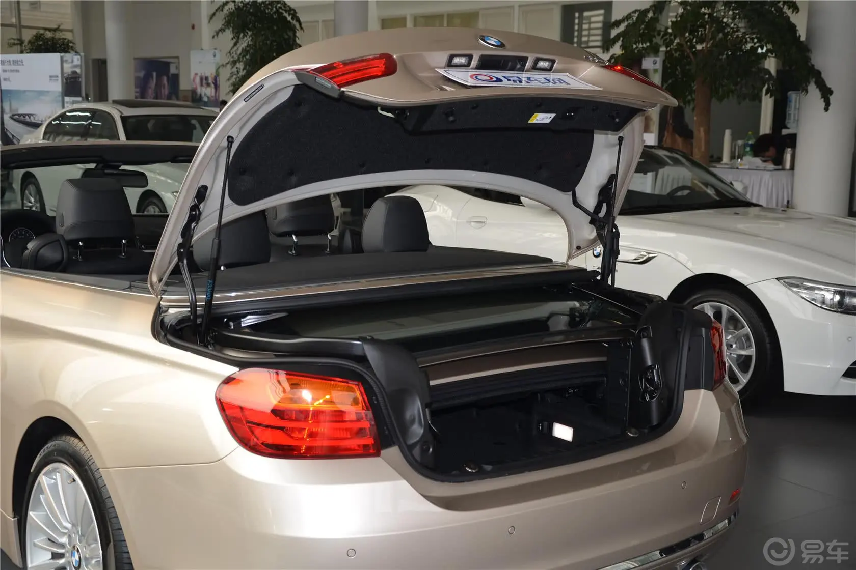 宝马4系敞篷轿跑车 435i 豪华设计套装行李厢开口范围