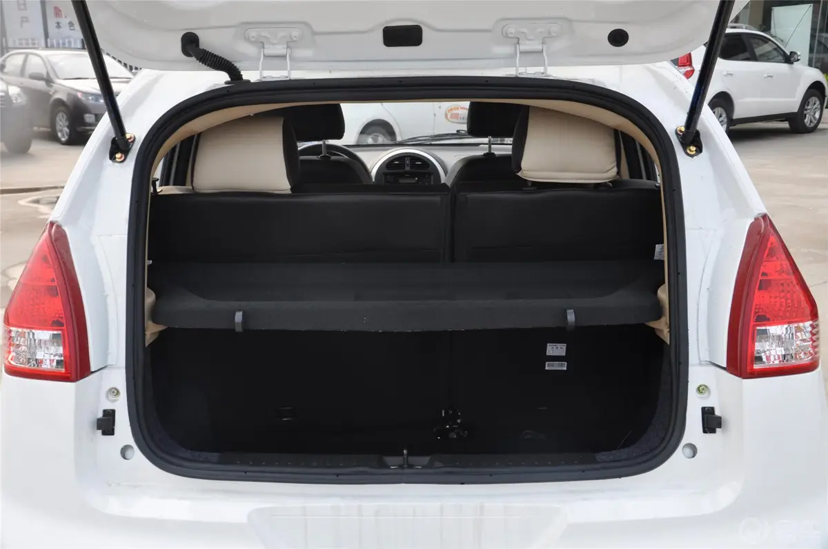 经典熊猫CROSS 1.5L 自动 精英型行李箱空间
