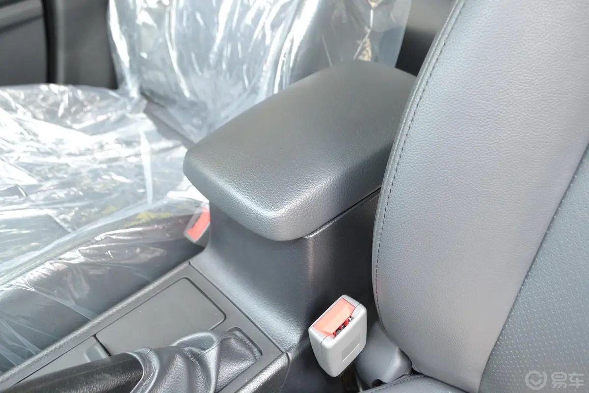 众泰Z3001.5L 都市版 手动 尊贵型前排中央扶手箱