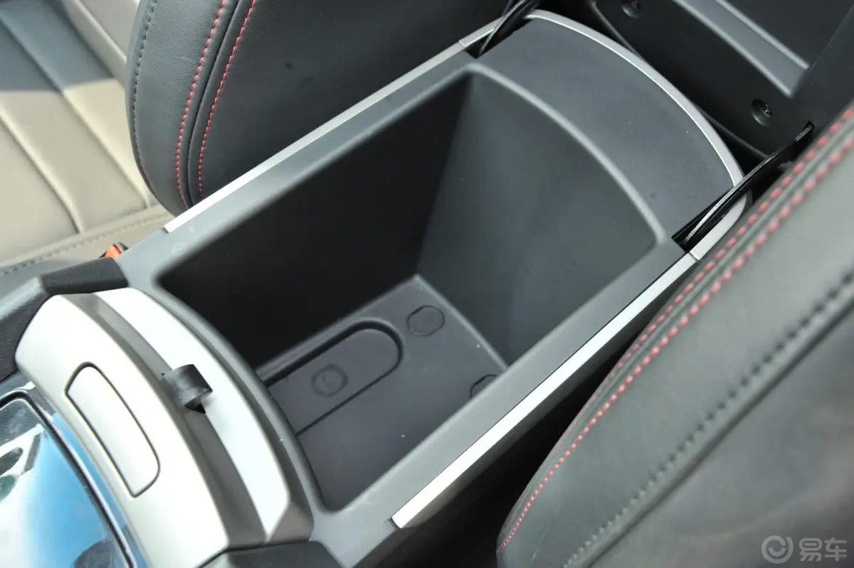 MG6掀背 1.8T TST 性能版前排中央扶手箱空间