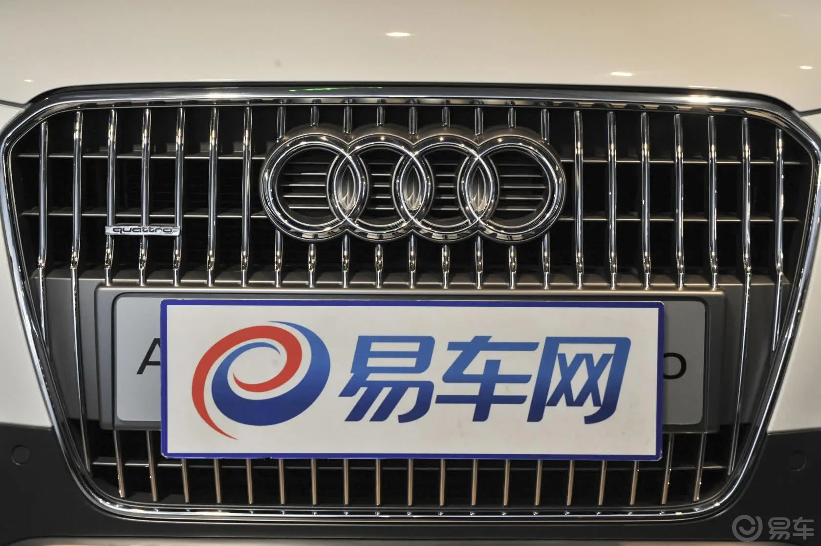 奥迪A4(进口)40TFSI allroad quattro前格栅侧俯拍