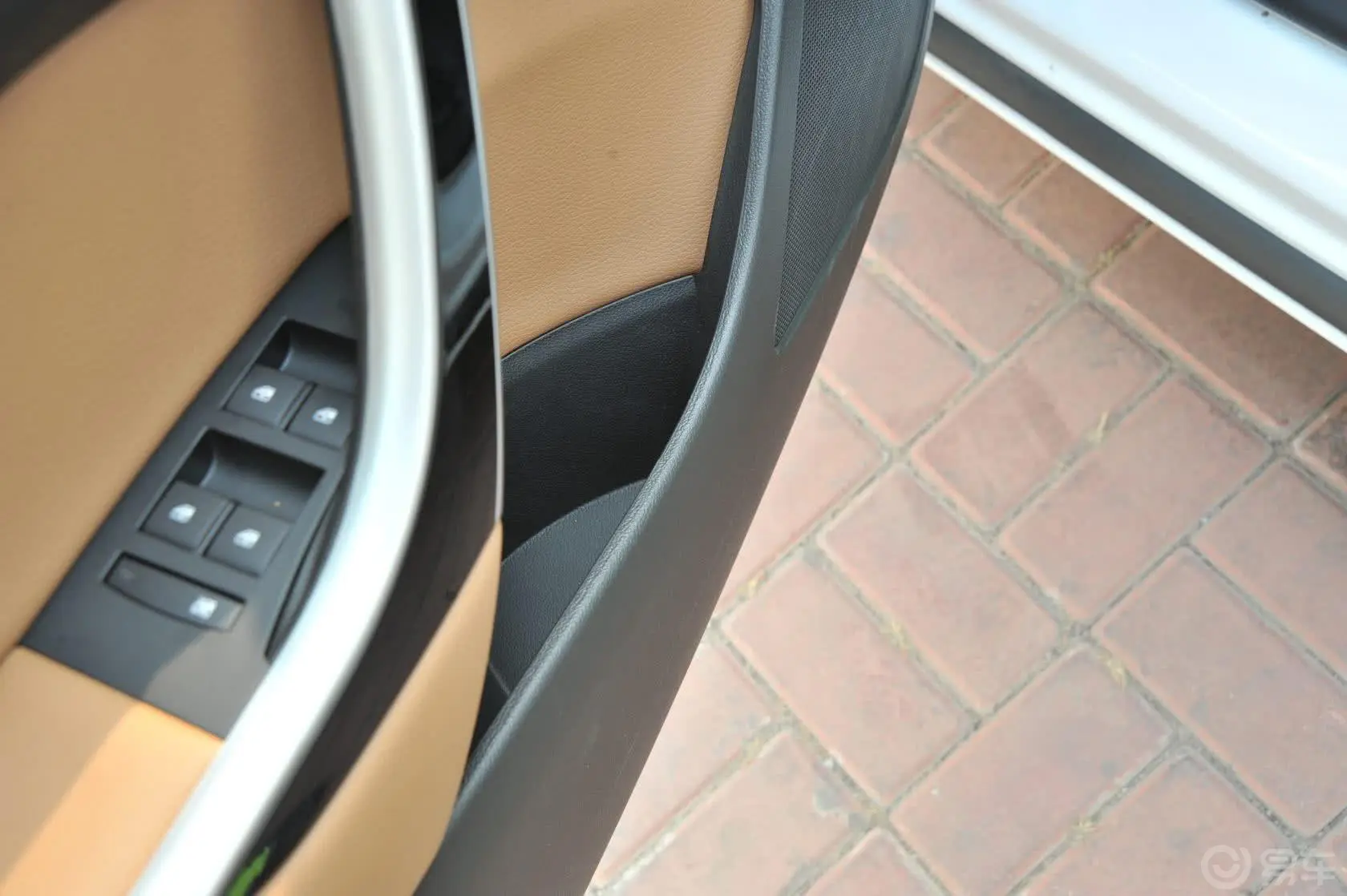 英朗GT 1.8L 手自一体 时尚型驾驶员门储物盒