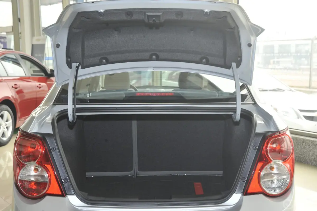 爱唯欧1.4L SL 自动 时尚天窗版行李厢开口范围