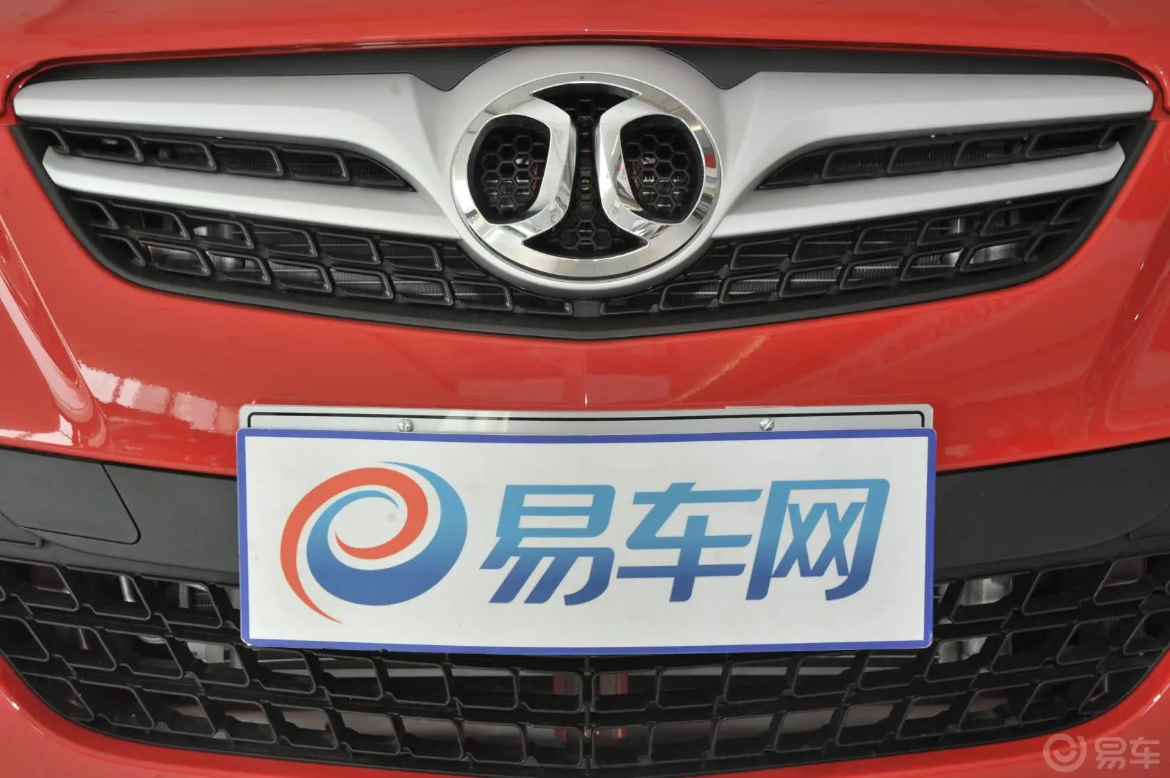 北京汽车E系列两厢 1.3L 乐天手动版前格栅侧俯拍
