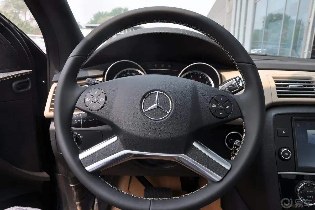 奔驰R级R 400 4MATIC 豪华型方向盘