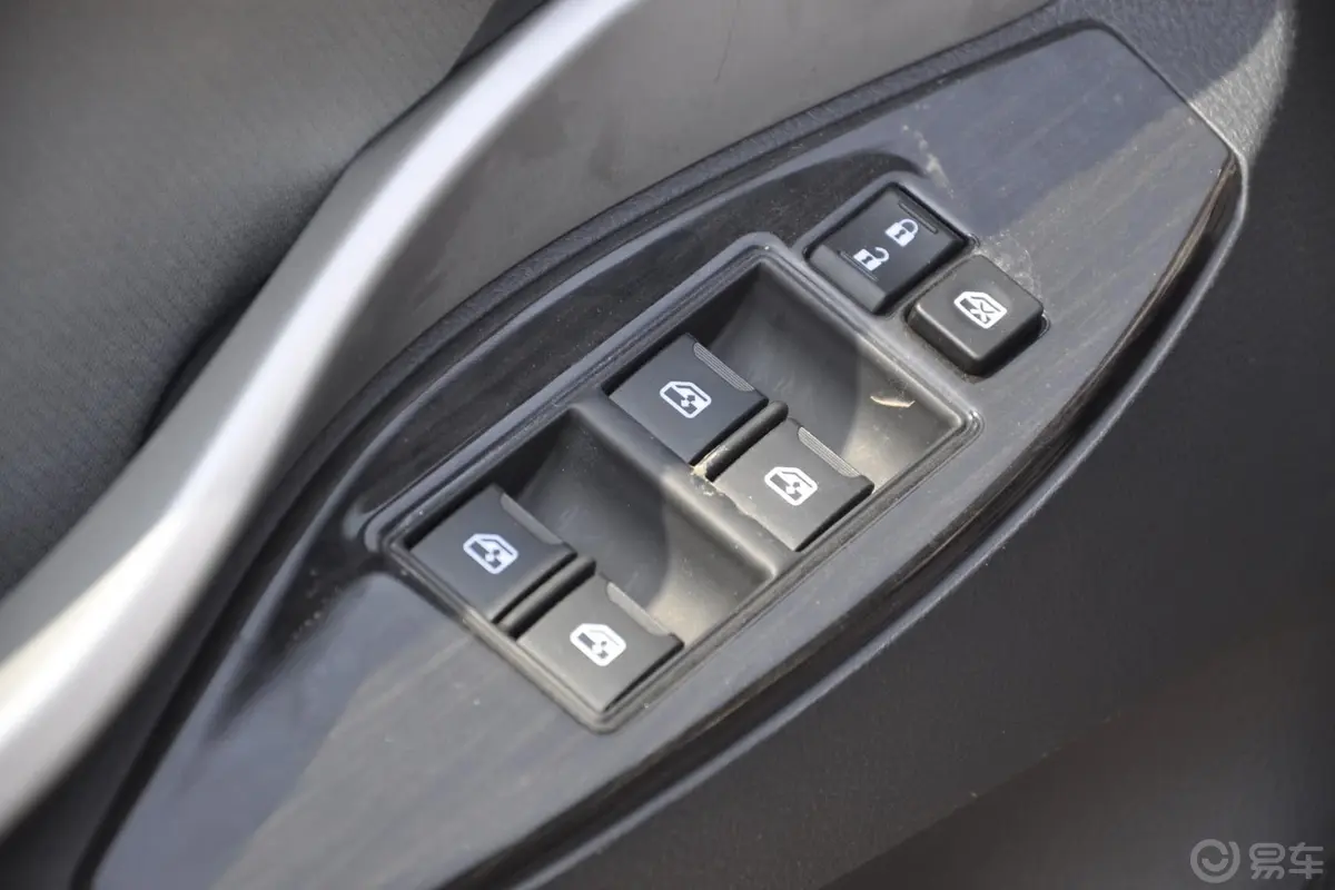 众泰Z3001.5L 手动 舒适型车窗升降键