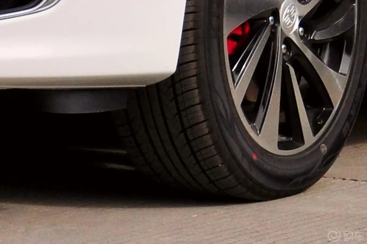 奔腾B701.8T 手自一体 运动尊享型轮胎花纹