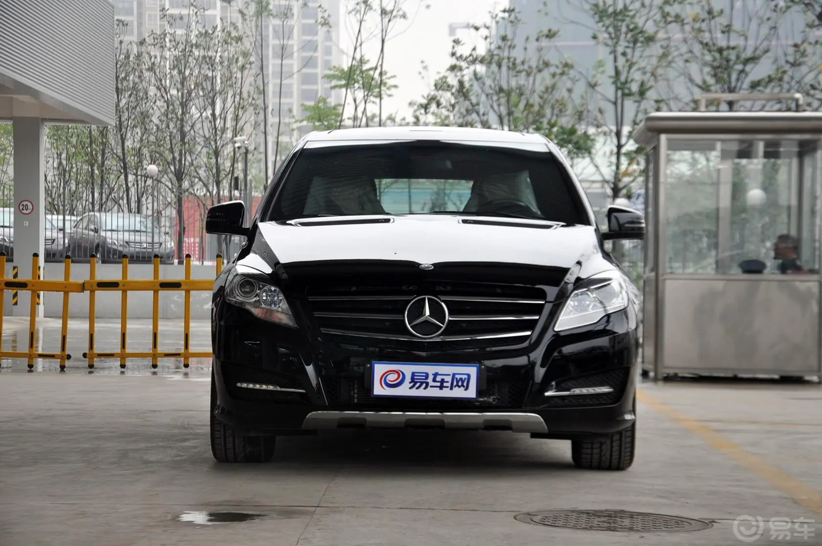 奔驰R级R 400 4MATIC 豪华型正前水平