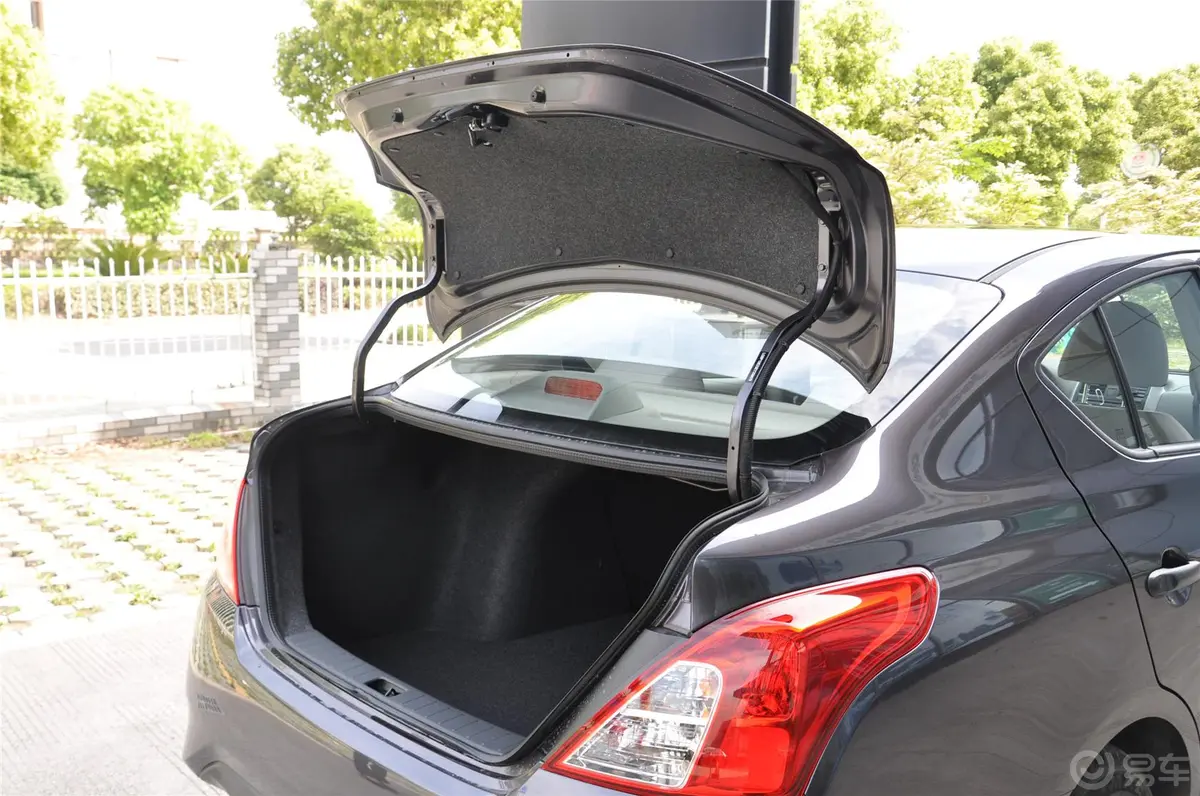 阳光1.5XE 手动 舒适版行李厢开口范围