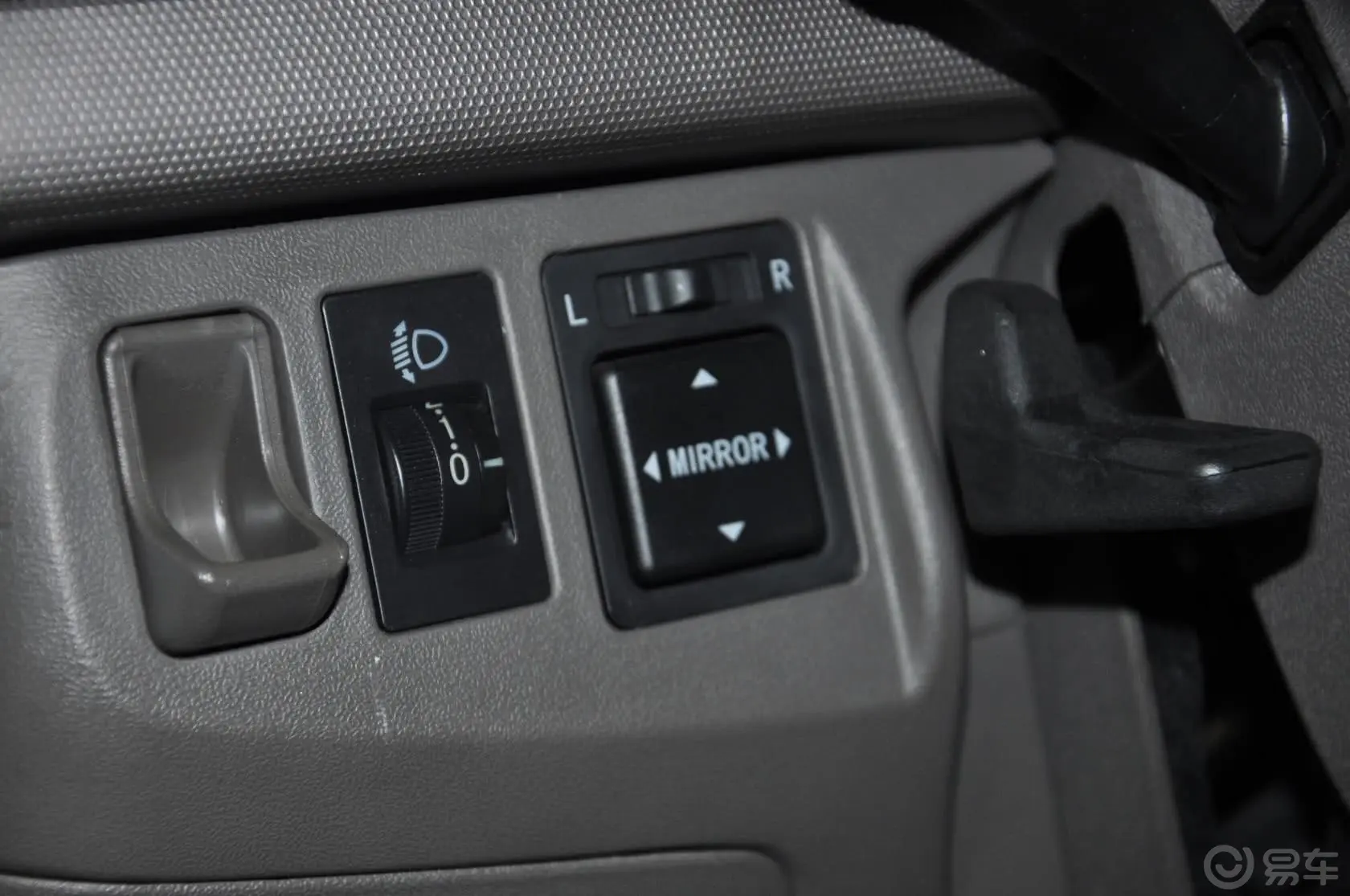 凯歌2.7L 手动 汽油版 豪华版外后视镜控制键