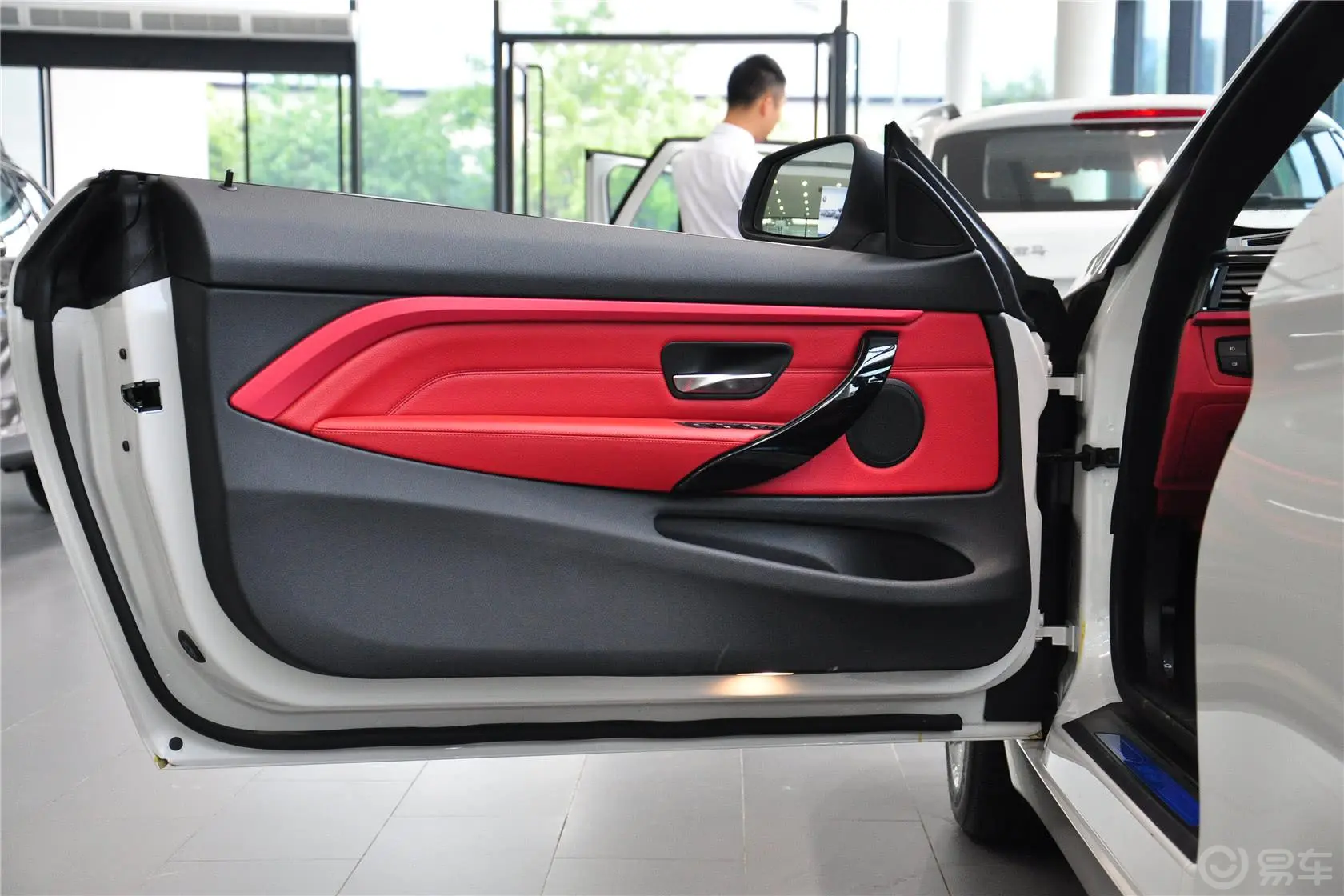 宝马4系敞篷轿跑车 428i 运动设计套装驾驶员侧车门内门板
