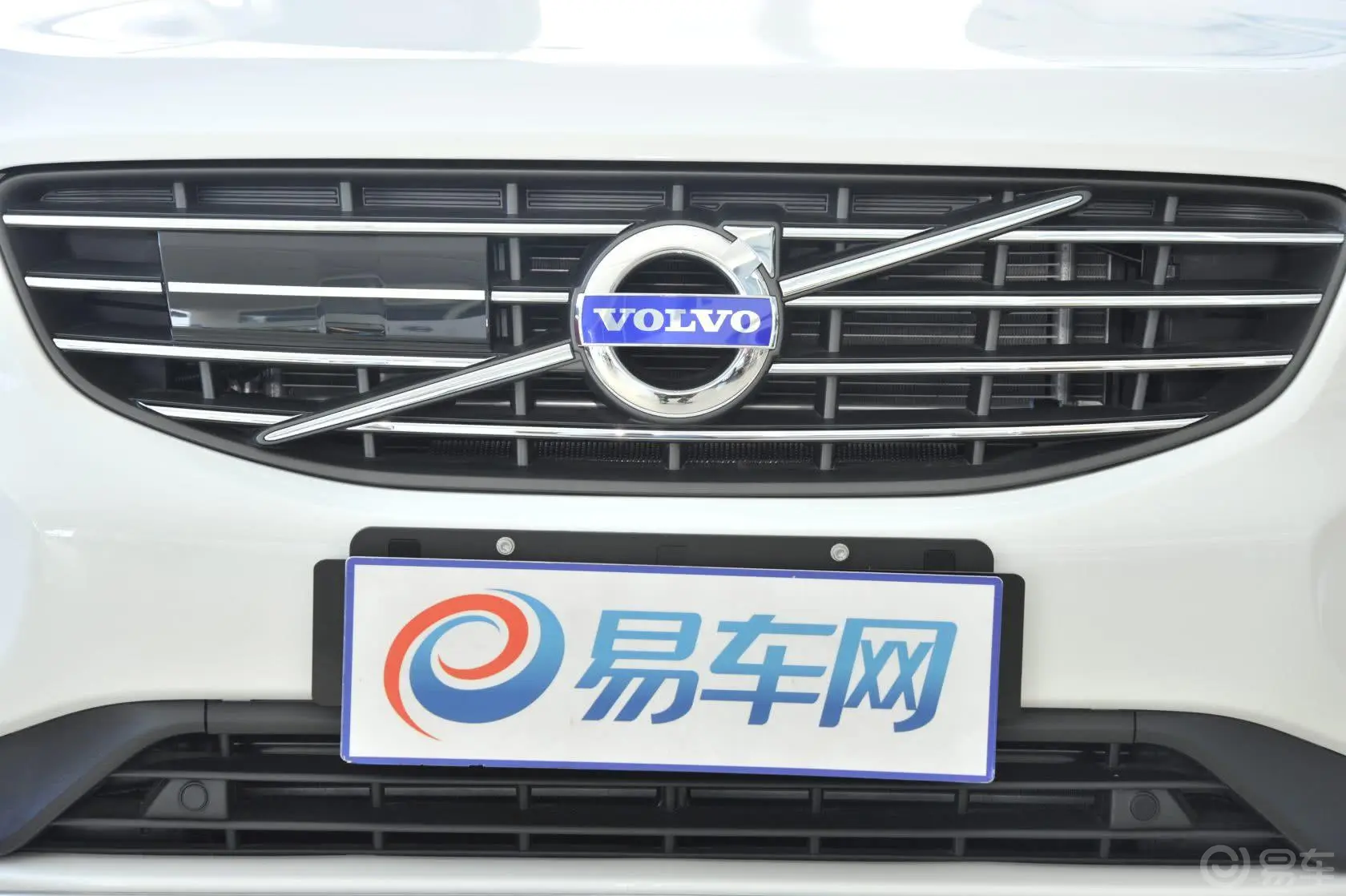 沃尔沃XC60(进口)2.0T T5 智雅版前格栅侧俯拍