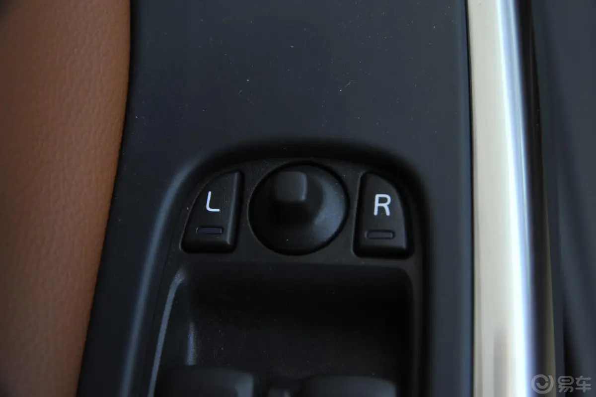 沃尔沃S602.0T 手自一体 智远版外后视镜控制键
