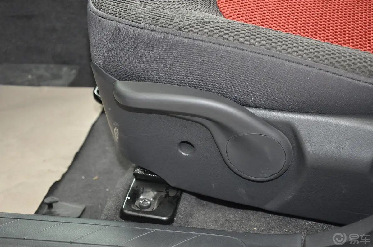 风神H30Cross 1.6L 手动 尊逸版座椅调节键