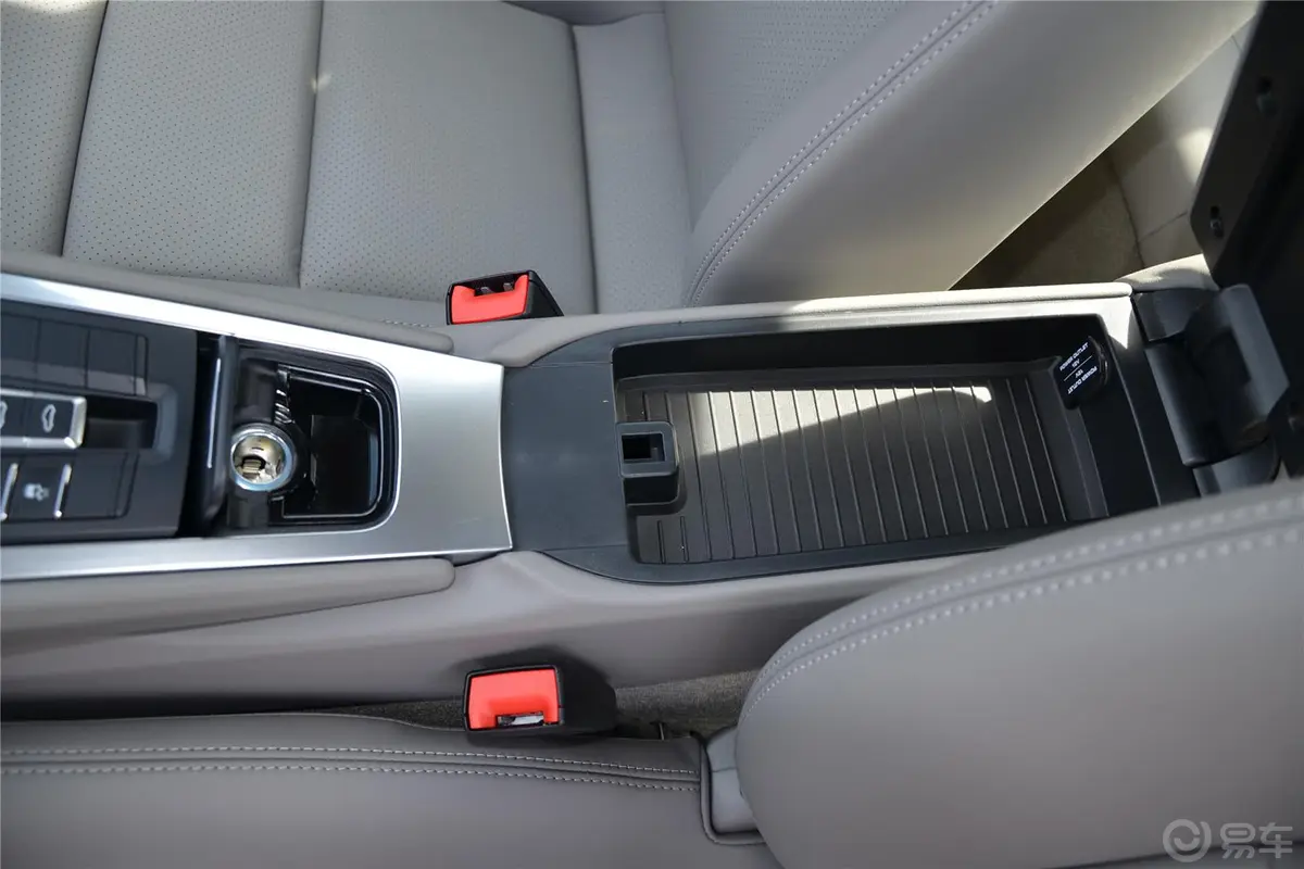 保时捷911Carrera 3.4L前排中央扶手箱空间