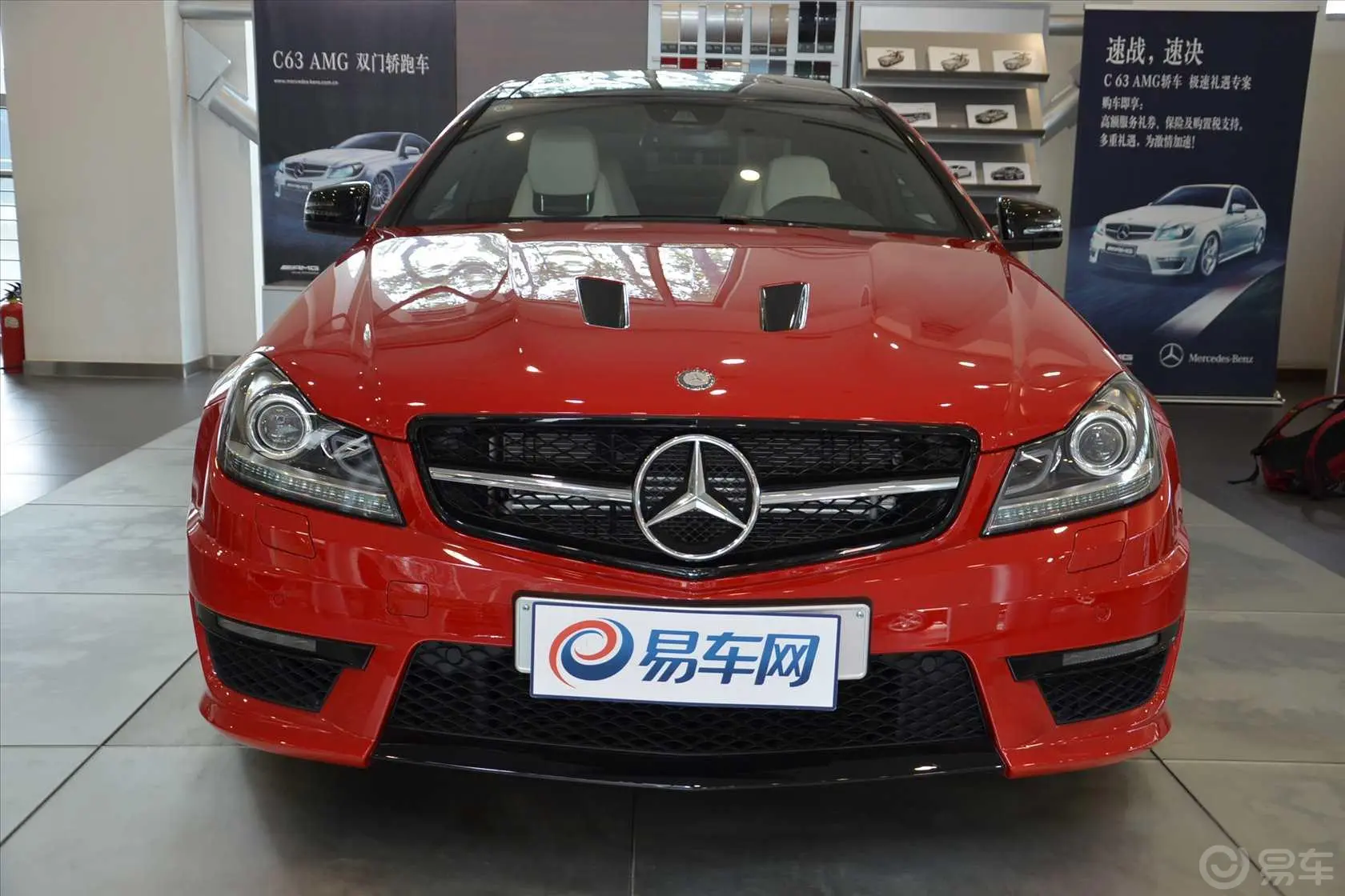 奔驰C级 AMGC 63 AMG Coupe Edition 507前格栅侧俯拍