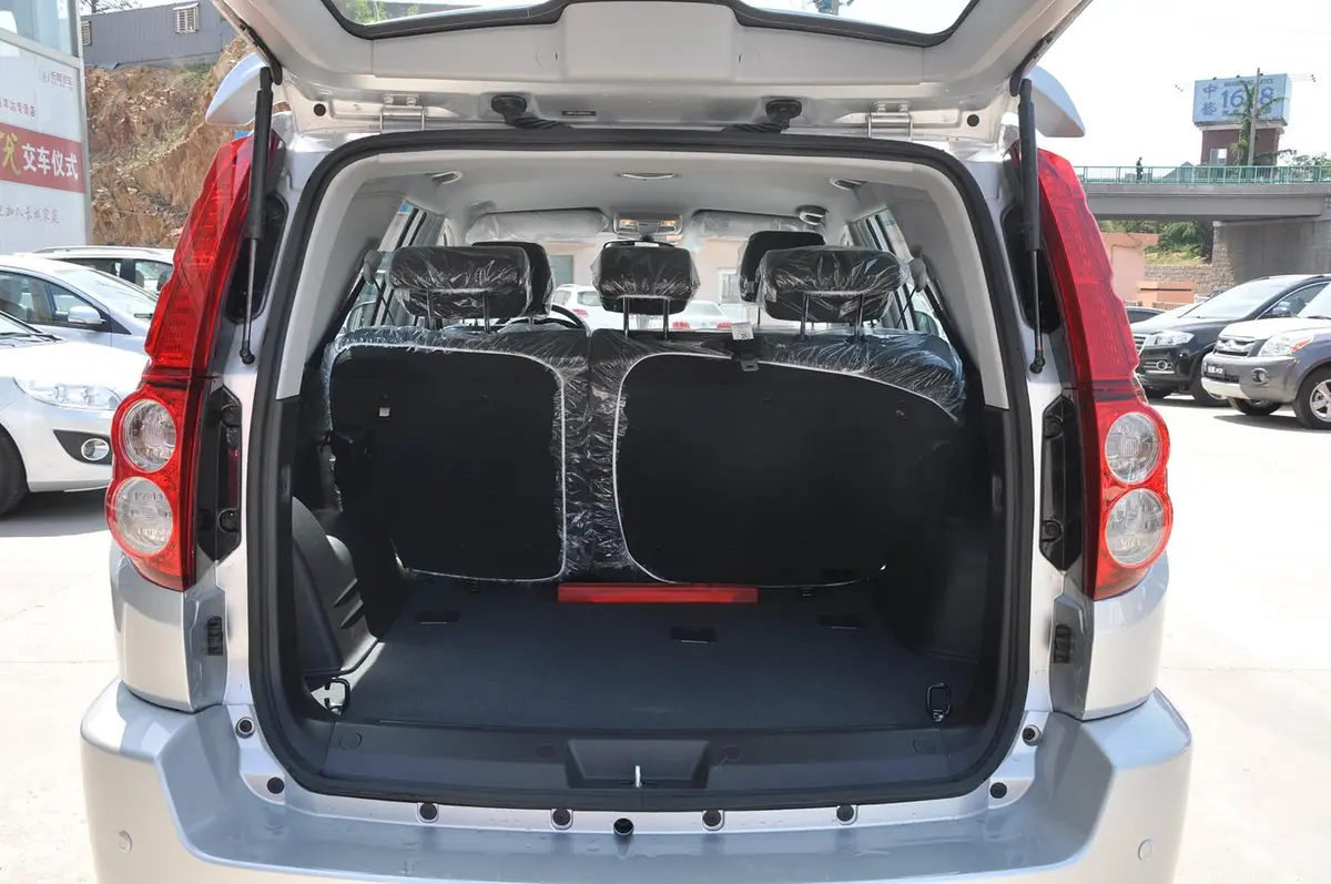 哈弗H5经典智尊版 2.0L 手动 两驱 进取型 汽油版行李箱空间