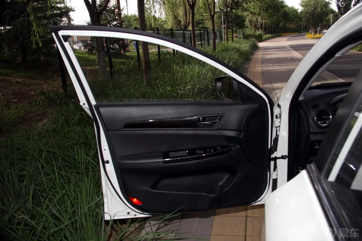 逸动1.5TGDI 自动 运动尊贵型驾驶员侧车门内门板