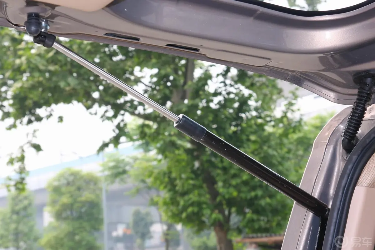 欧诺S改款 1.5L 手动 精英版行李厢支撑杆