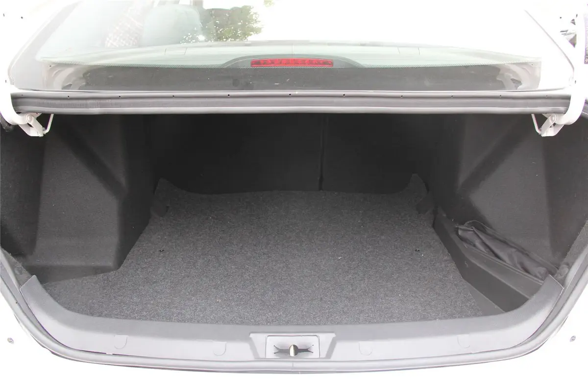 众泰Z300新视界版 1.5L 手动 时尚型行李箱空间