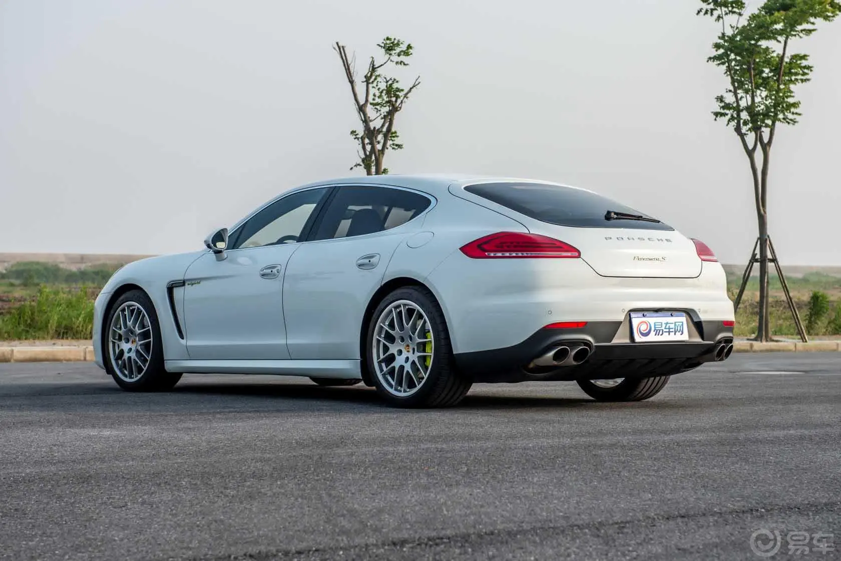 Panamera E-HybridPanamera S E-Hybrid 3.0T侧后45度车头向左水平