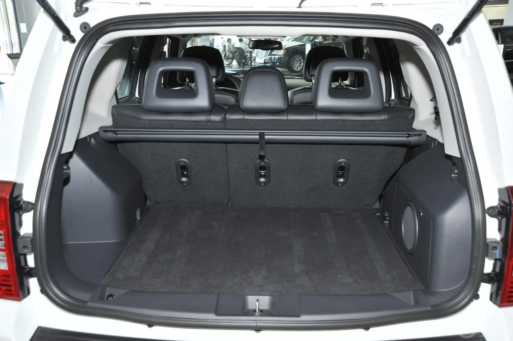 自由客改款 2.4L 自动 豪华导航版行李箱空间