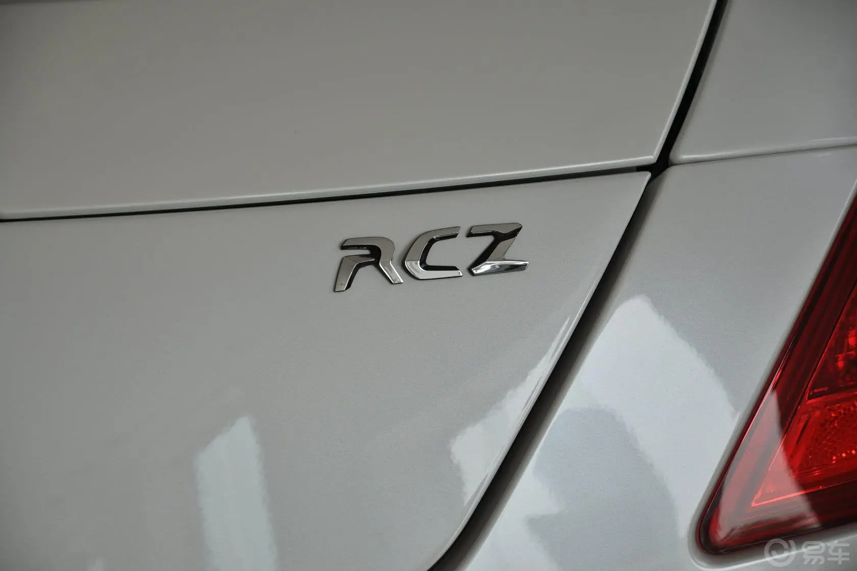 标致RCZ1.6T 自动豪华型（深色风格）尾标