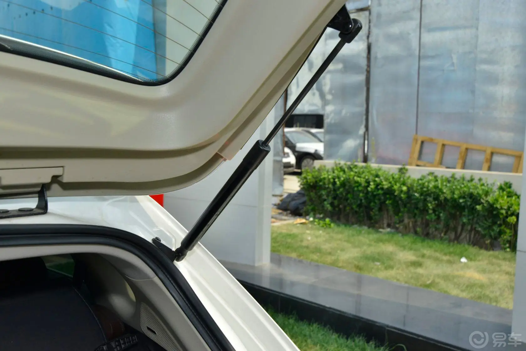英菲尼迪QX50(进口)2.5L 自动 两驱 优雅版行李厢支撑杆