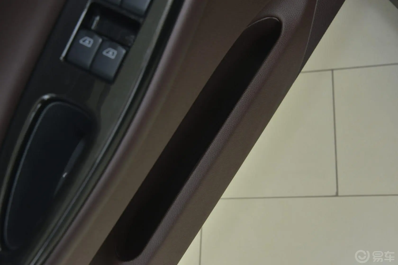 英菲尼迪QX50(进口)2.5L 自动 四驱 尊雅版驾驶员门储物盒