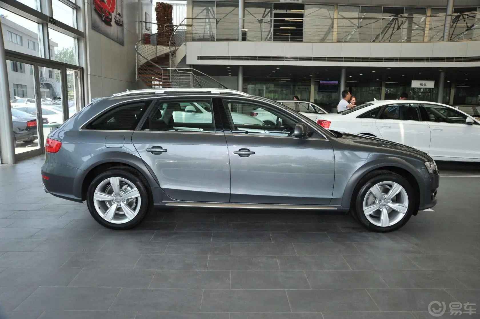 奥迪A4(进口)40TFSI allroad quattro正侧车头向右水平