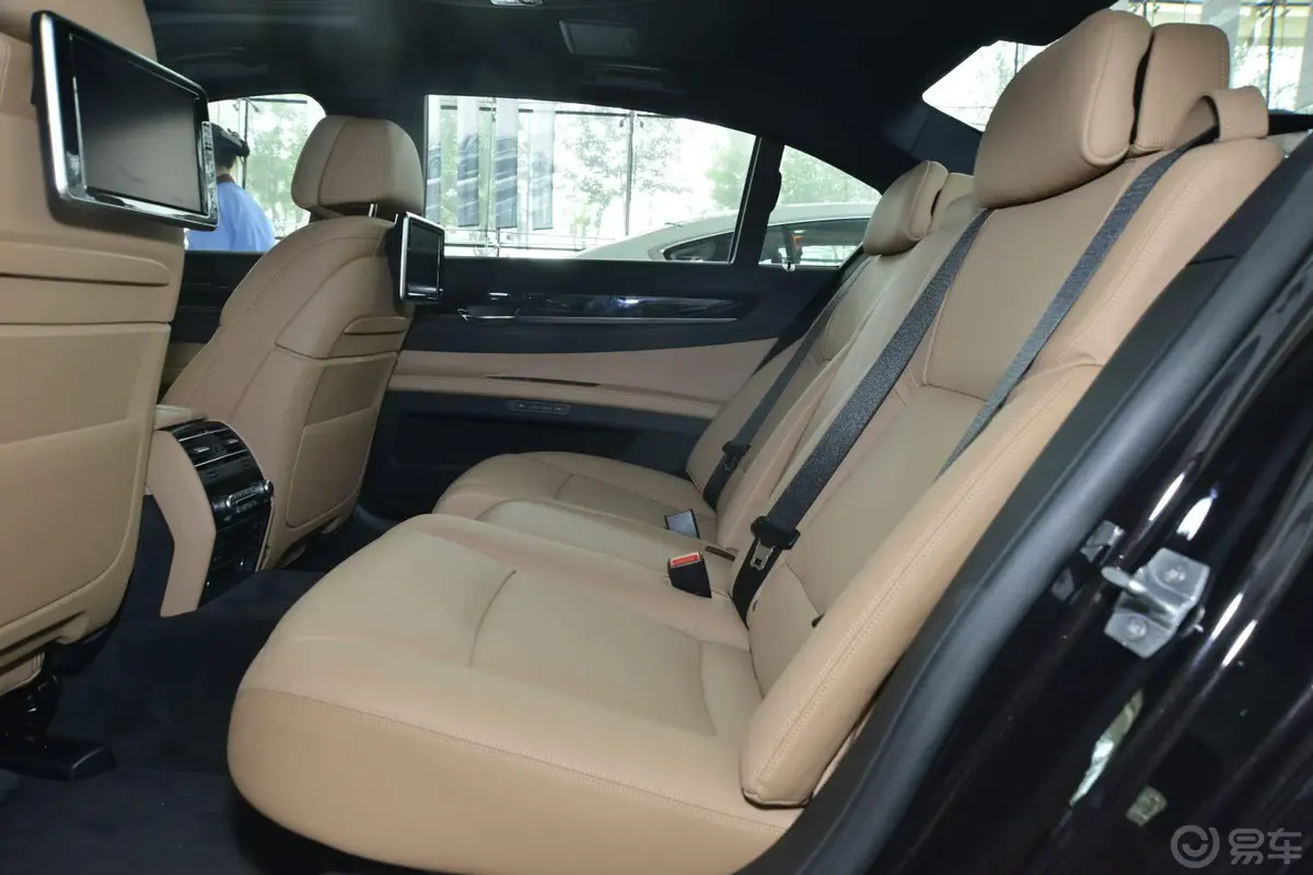 宝马7系740Li xDrive 马年限量版后排空间体验