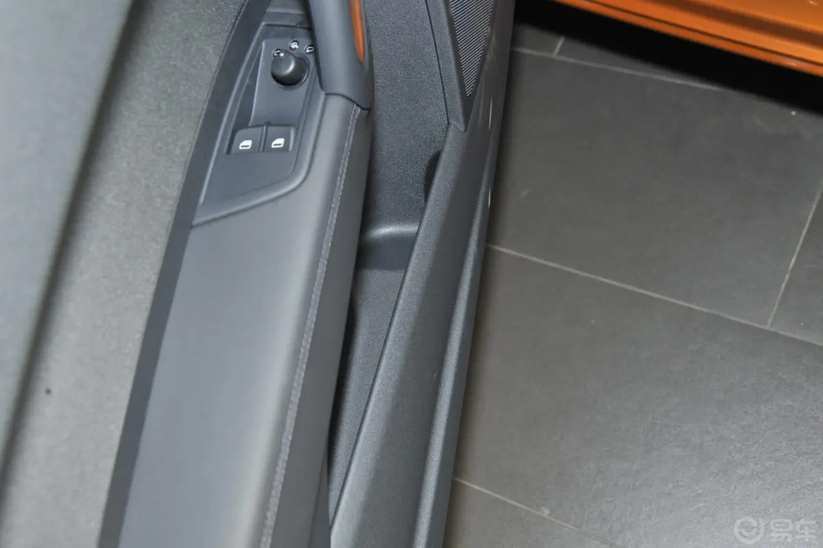 奥迪A130 TFSI 舒适型驾驶员门储物盒