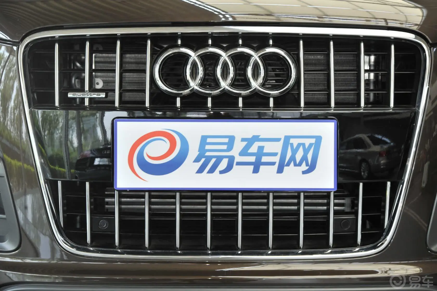 奥迪Q735 TFSI quattro 越野型前格栅侧俯拍