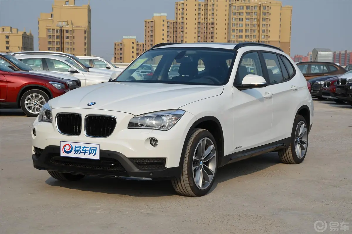 宝马X1xDrive20i 运动设计套装侧前45度车头向左水平