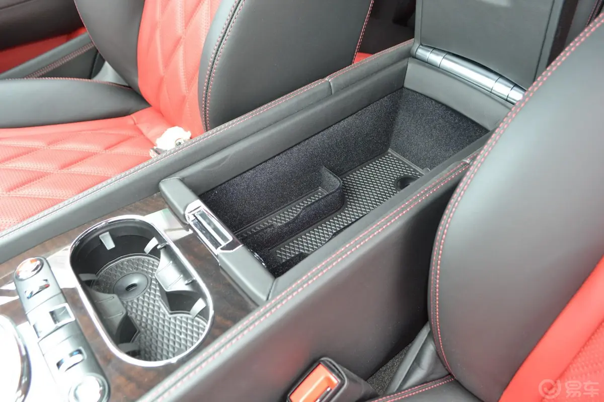 欧陆GT 4.0L V8 S 敞篷版前排中央扶手箱空间