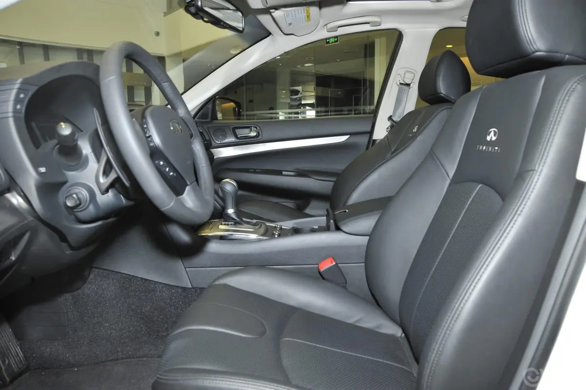 英菲尼迪G系25 Sedan 豪华运动版前排空间