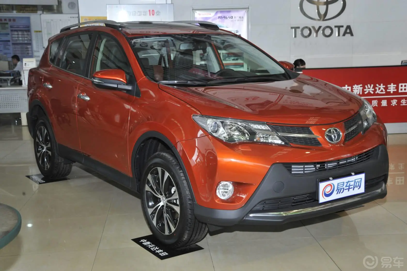 RAV4荣放2.5L 手自一体 豪华版侧前45度车头向右水平