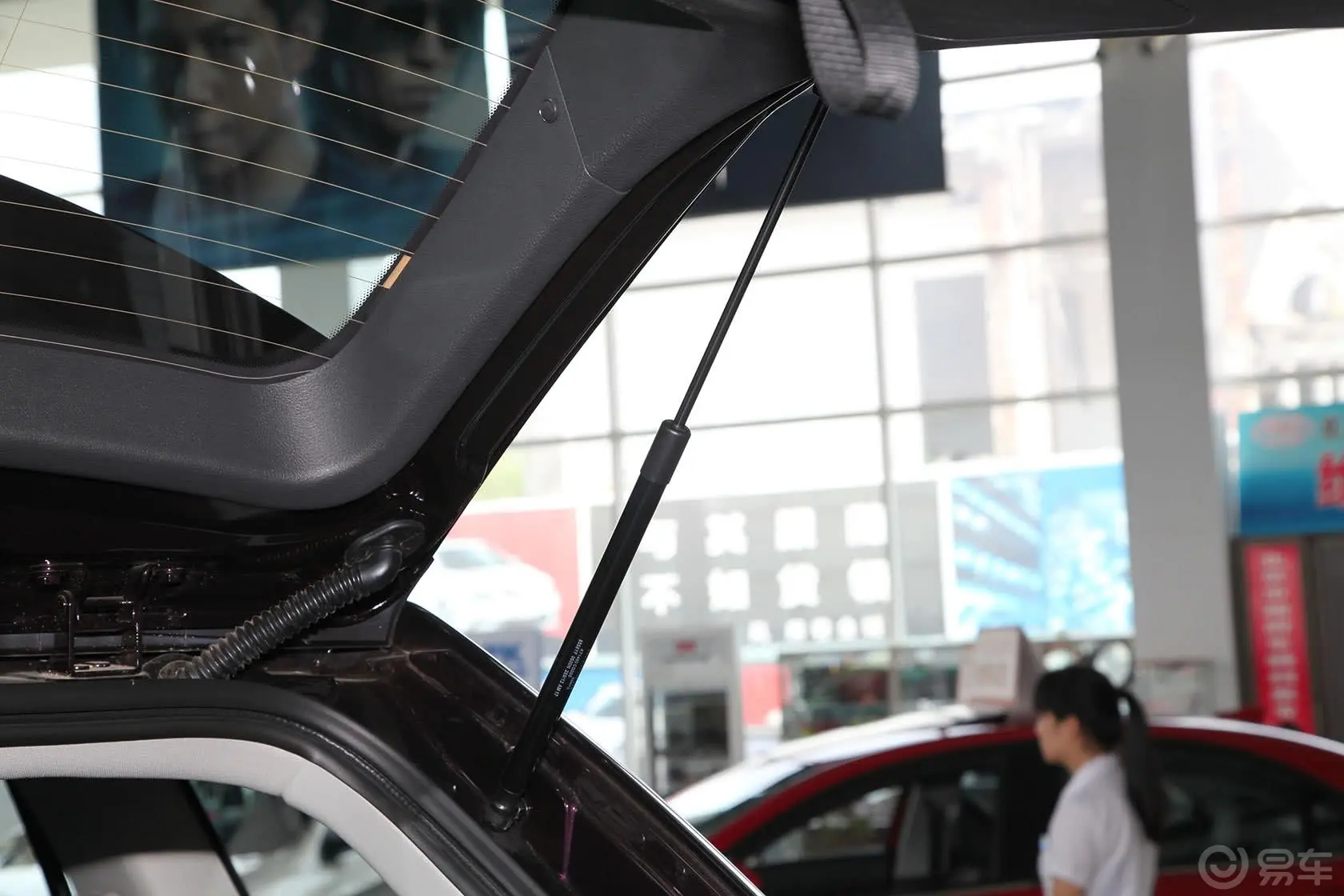 荣威W51.8T 自动 四驱 豪域特装版行李厢支撑杆